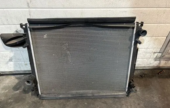 Dodge Challenger Coolant radiator M143308 T308G9166 0916A