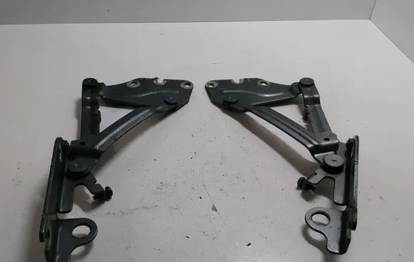 Volkswagen Golf Plus Engine bonnet/hood hinges 5M0823301 5M0823302