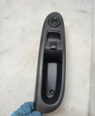 Renault Clio II Electric window control switch 8200084005