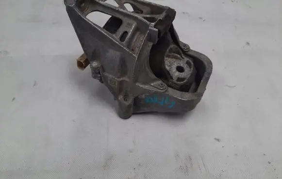 Audi Q7 4M Engine mount bracket 4M0199371J