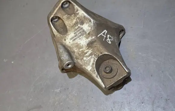 Audi A8 S8 D3 4E Engine mounting bracket 4E0399113AJ A1S112CD1