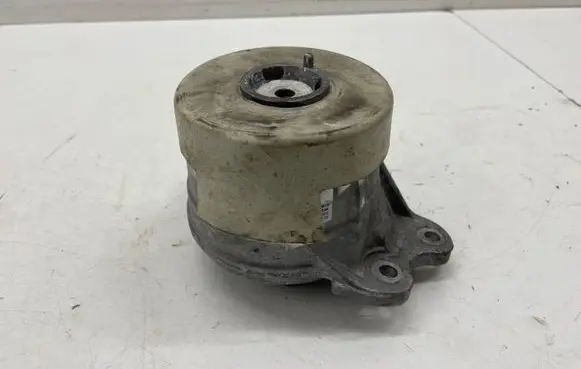 Mercedes-Benz C W205 Engine mount bracket