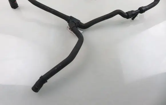 Engine coolant pipe/hose