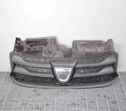 Dacia Sandero Front bumper upper radiator grill 623103971R
