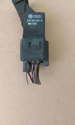 Volkswagen PASSAT B6 Glow plug pre-heat relay 0281003038