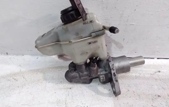 Skoda Yeti (5L) Master brake cylinder 03355890101