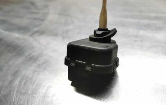 Headlight level adjustment motor