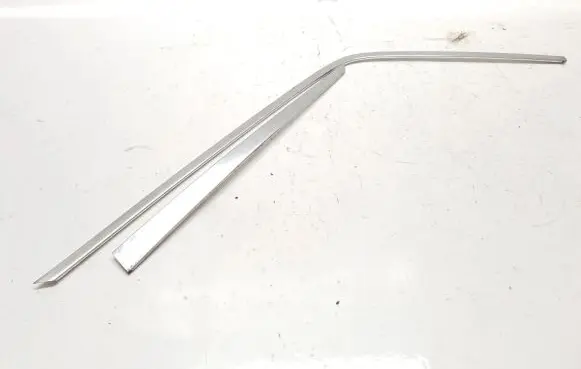 Mercedes-Benz E W123 Front door windshield rail 