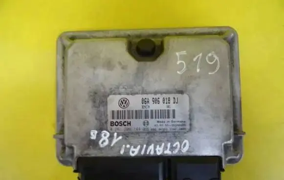 Skoda Octavia Mk1 (1U) Engine control unit/module 06A906018DJ 0261206144
