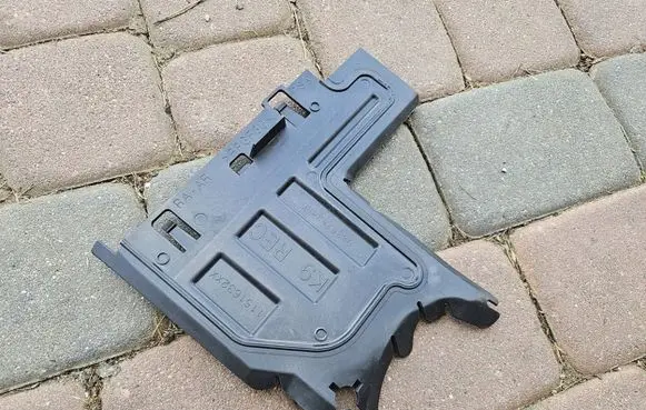 Opel Combo E Intercooler air channel guide 9835758480
