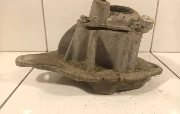 Volvo V70 Coil spring mount 8672094