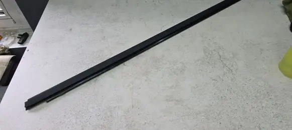Dacia Sandero III Rubber seal front door window/glass