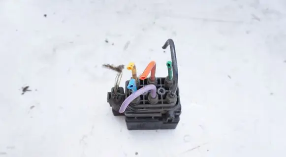 Audi Q7 4L Air suspension valve block 