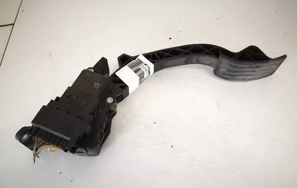 Accelerator throttle pedal