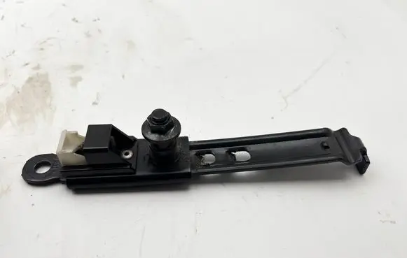 Toyota Land Cruiser (J120) Seat belt adjustment rail