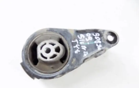 Peugeot 308 Engine mount bracket
