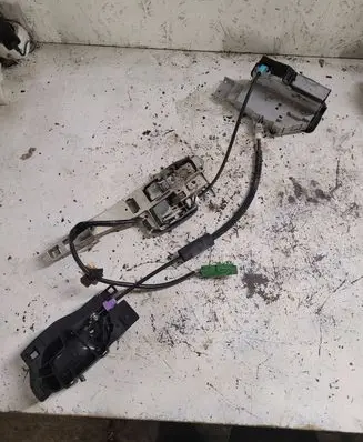 Citroen C6 Front door lock 9681330680