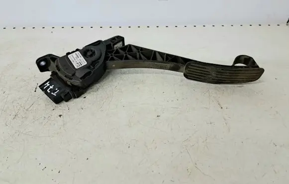 Volvo V70 Accelerator throttle pedal 30715175