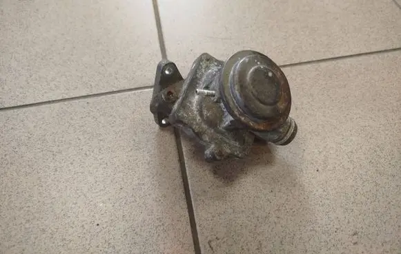 Mercedes-Benz CLS C219 EGR valve A2721420115