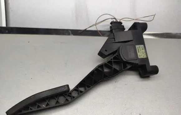 Opel Zafira A Accelerator throttle pedal 90581208AQ 90581208 0281002298