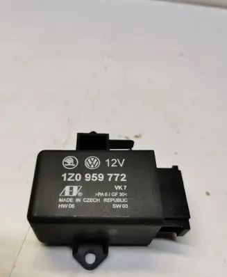 Volkswagen PASSAT B6 Seat heating relay 1Z0959772