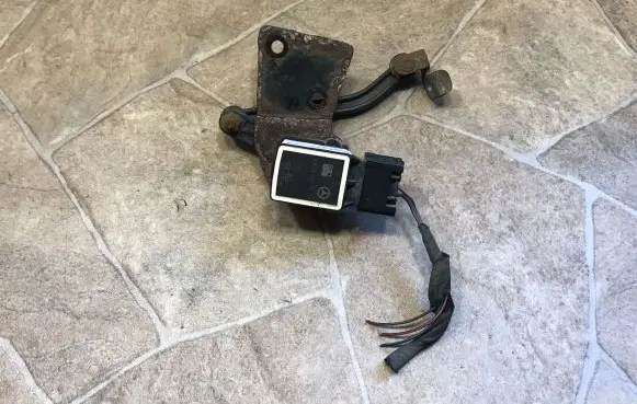 Mercedes-Benz CLS C219 Air suspension front height level sensor A0105427717