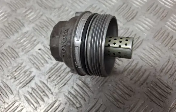 Toyota Avensis T270 Oil filter cover 156200R011