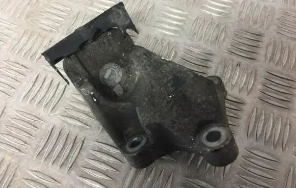 Volvo V70 Engine mounting bracket 08649262