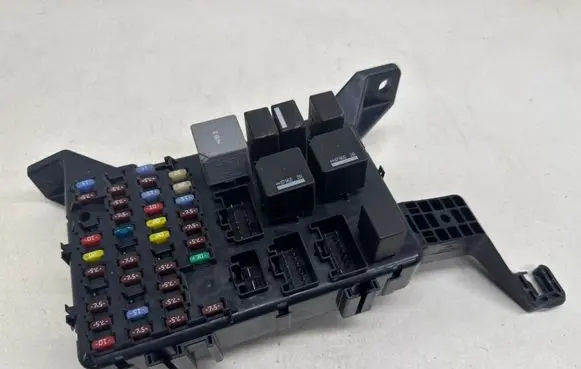 Ford Mondeo Mk III Fuse module 4S7T14A073AB