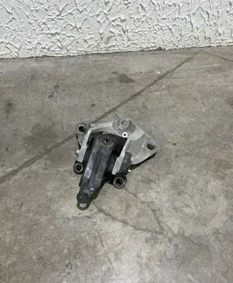 Engine mount bracket