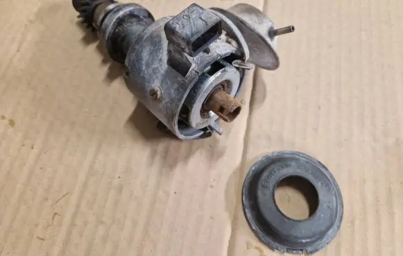 Volkswagen Golf I Spark distributor 026905206F 0237020117