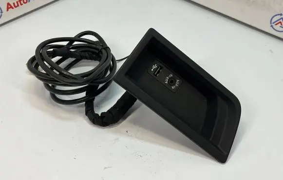 BMW 3 F30 F35 F31 AUX in-socket connector 9229246 84109229246