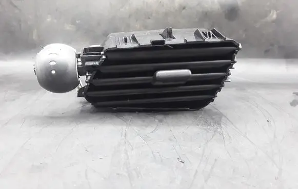 Renault Clio III Rear air vent grill 682600031R