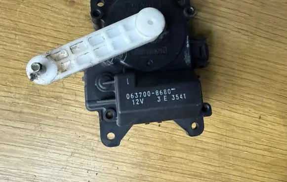 Toyota Avensis T250 Air flap motor/actuator 0637008680