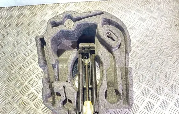 Volkswagen Fox Spare wheel mounting bracket 5Z0012115 6Q0011031E