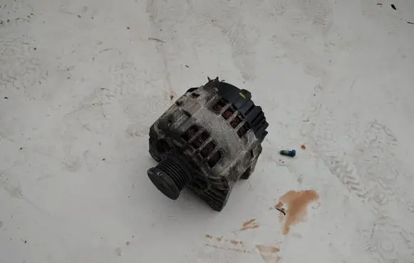 Opel Vivaro Generator/alternator 