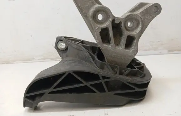 Peugeot 3008 II Engine mounting bracket 091622