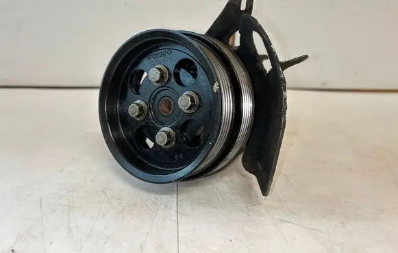 Volvo V70 Power steering pump 30731821