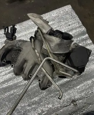 Volkswagen Golf V Intake manifold 03G129713