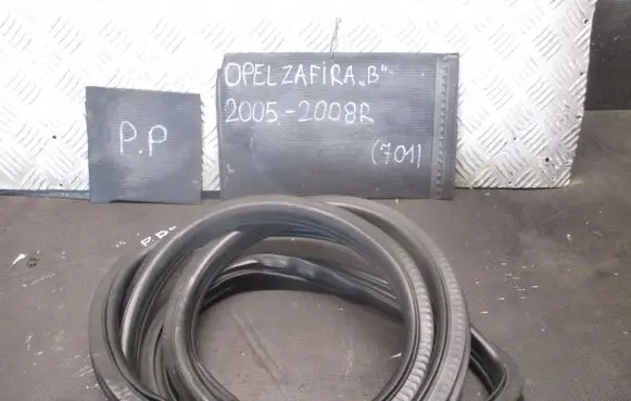 Opel Zafira B Front door rubber seal 