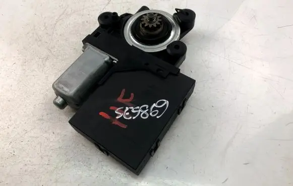 Volvo S40 Front door window regulator motor 979038100