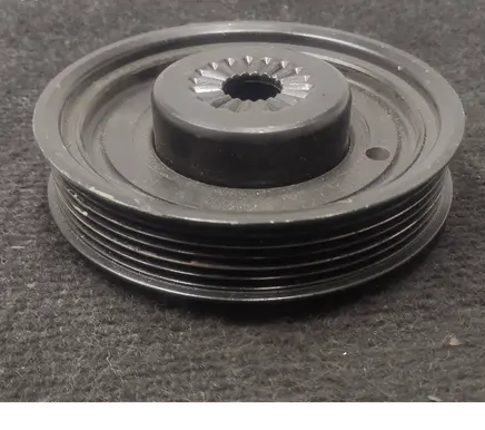 Volkswagen Polo V 6R Crankshaft pulley 04C105243J