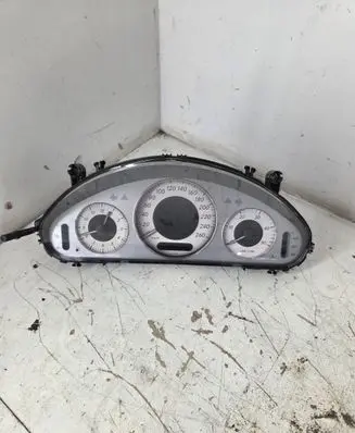 Mercedes-Benz E W211 Speedometer (instrument cluster) 110080284038 A2115408947