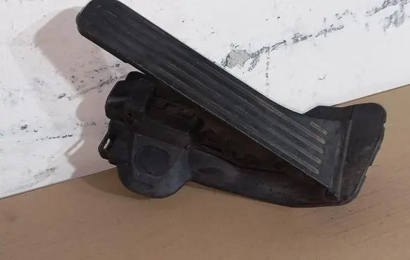 Volkswagen PASSAT B7 Accelerator throttle pedal 1K2721503AJ