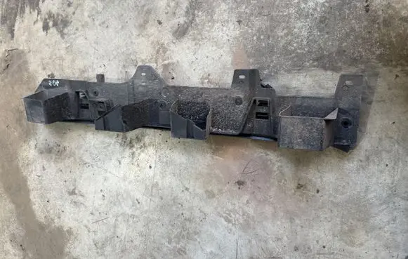 Rear bumper mounting bracket