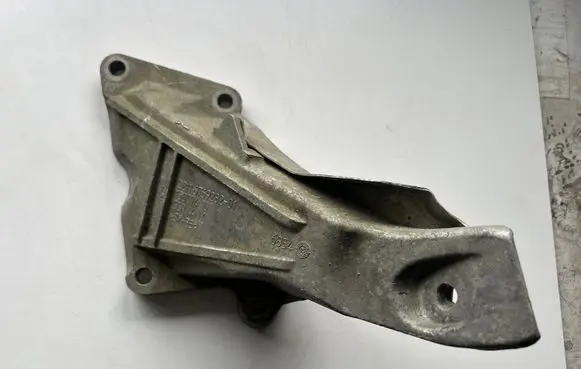 BMW 5 E60 E61 Engine mounting bracket 13807410