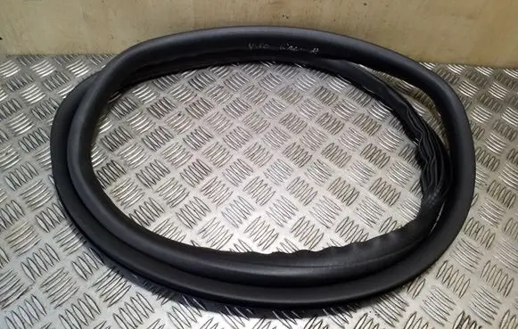 Volvo V50 Rear door rubber seal (on body) 