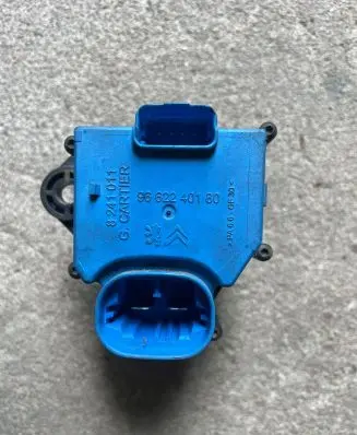 Peugeot 3008 I Coolant fan relay 8241011