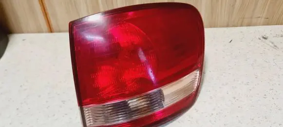 Toyota Avensis Verso Rear/tail lights E137652 4435 7652