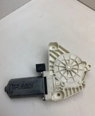 Volkswagen PASSAT B8 Front door window regulator motor 5Q4959802B